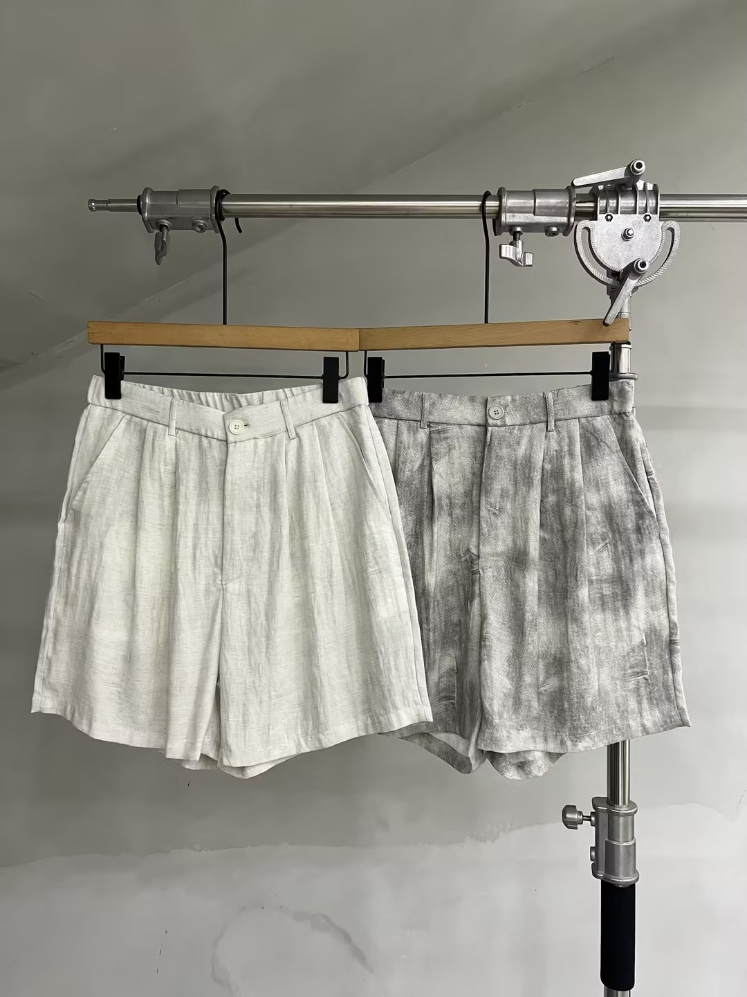 Soft-Texture Relaxed Linen-Blend Pleated Shorts