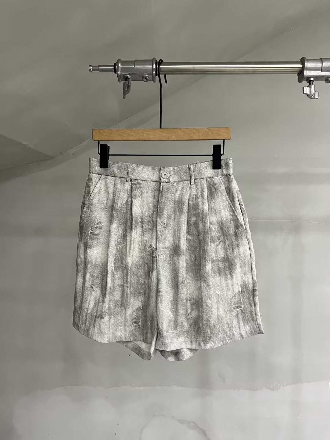 Soft-Texture Relaxed Linen-Blend Pleated Shorts