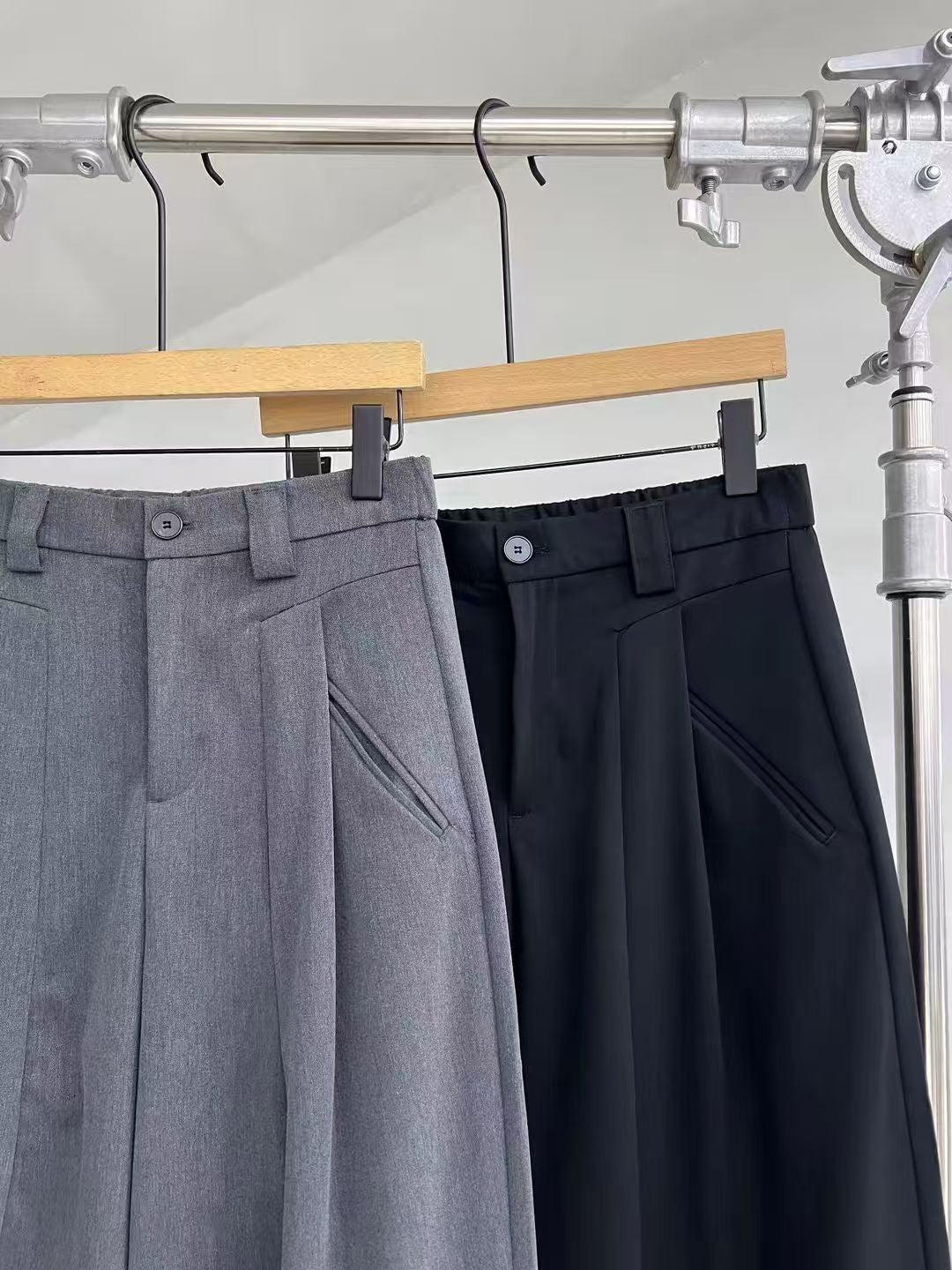Pleated Relaxed Cropped Wide-Leg Trousers